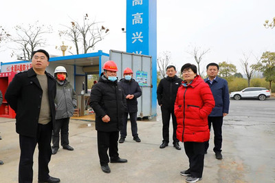 周三连、艾菲现场调度重大项目企业不停工、不停产有关工作